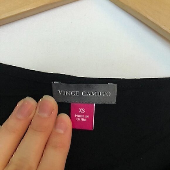 NWOT VINCE CAMUTO Scalloped Eyelet Top Solid Black Blouse Short Sleeve Viscose - Picture 6 of 7